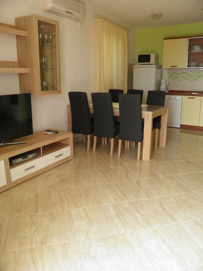 Apartments Marcic Bol Bagian luar foto