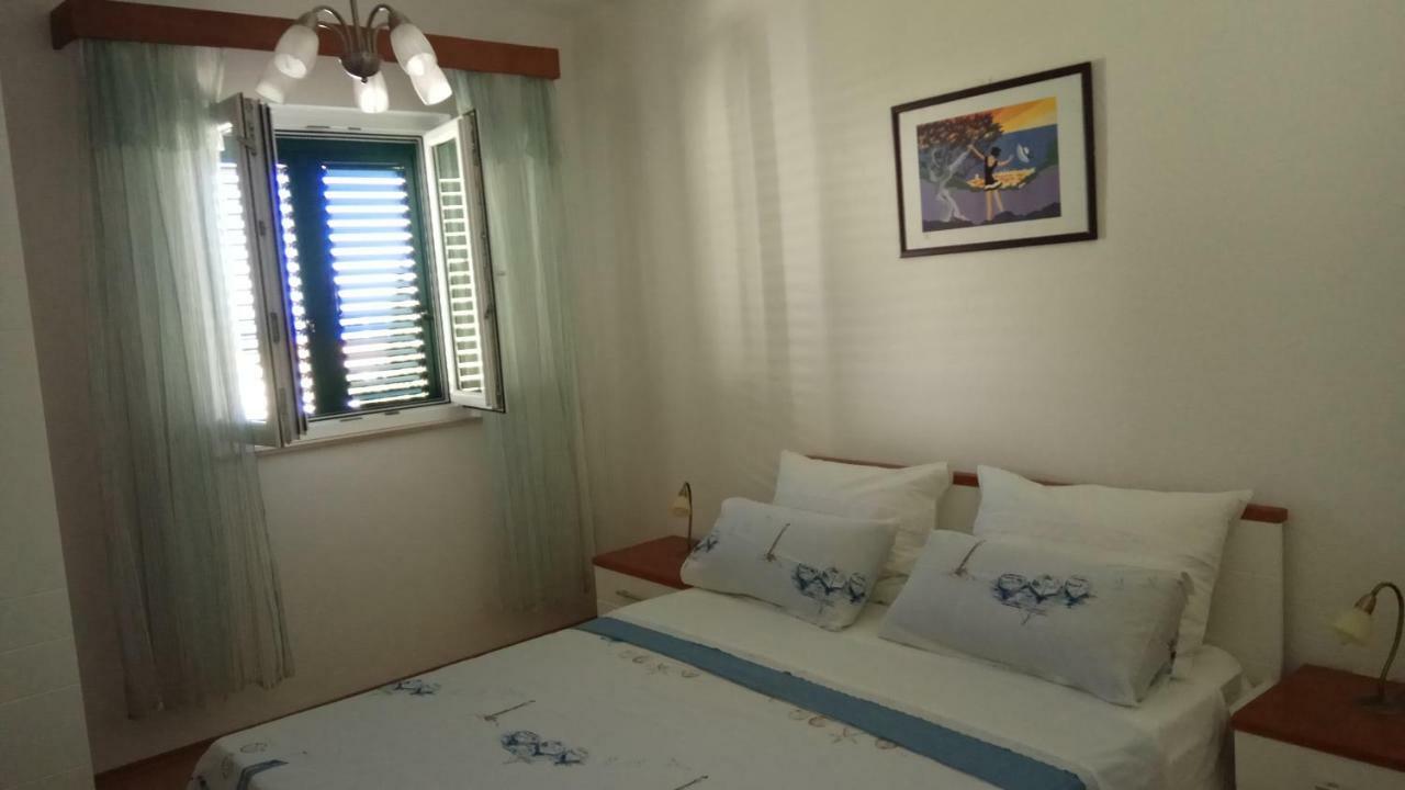 Apartments Marcic Bol Bagian luar foto