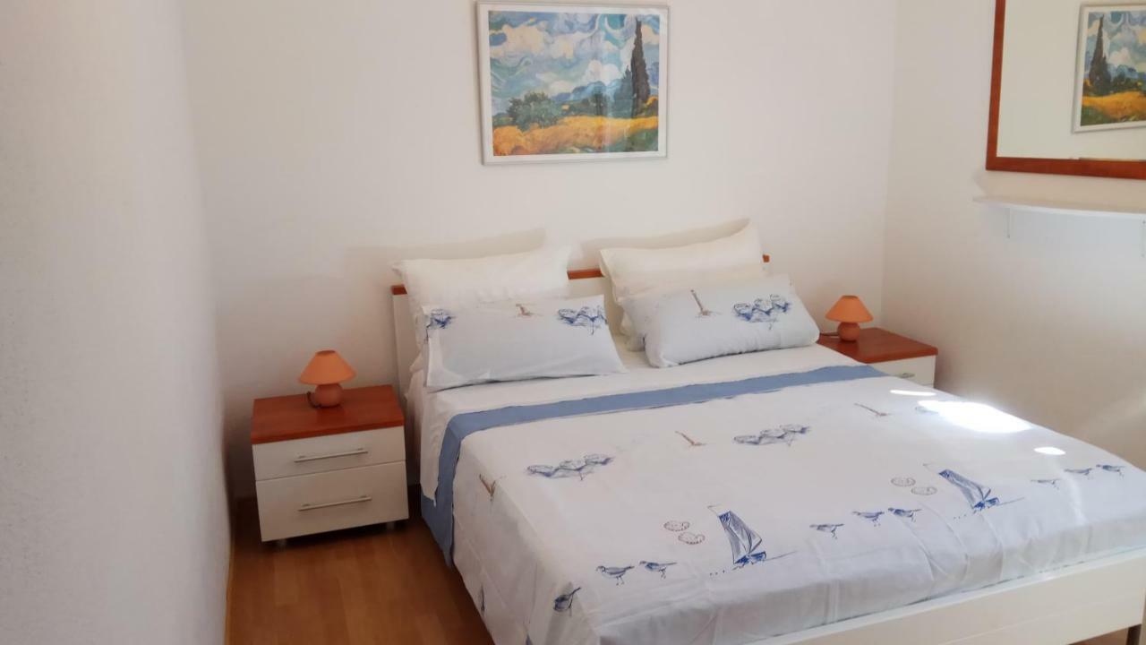 Apartments Marcic Bol Bagian luar foto