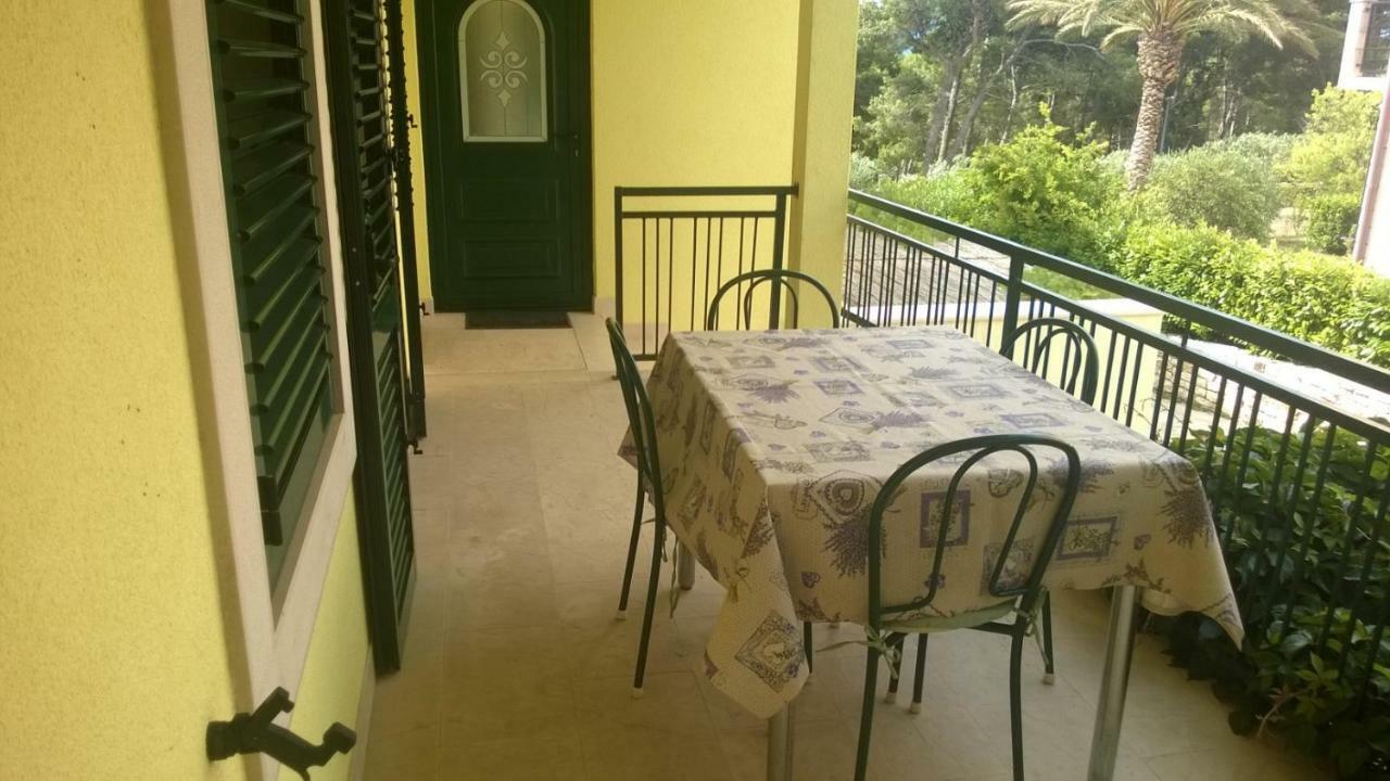 Apartments Marcic Bol Bagian luar foto